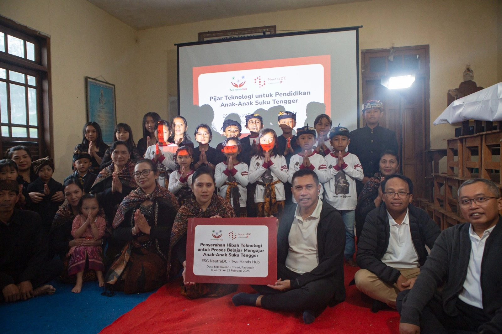 NeutraDC Serahkan Bantuan Sarana Belajar Digital untuk Anak-anak Suku Tengger Bromo
